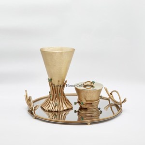 Brûleur à texture martelée en aluminium moulé or poli avec brûleur d'encens stylisé design et fantaisie Accessoires de parfumerie pour la maison Fourniture - Product Image 1