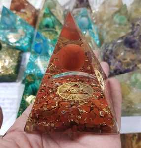 Meilleure vente Pyramide d'orgonite de guérison de style Feng Shui Sphère de cristal Pyramide d'énergie en résine avec pierre précieuse pour la décoration de la maison - Product Image 5