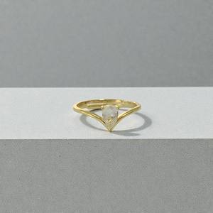 แหวนพลอยรูปทรงลูกแพร์ชุบทองประดับเรนโบว์มูนสโตน |   แหวนเงินแท้ 925 ประดับพลอยประจำเดือนเกิดสำหรับผู้หญิง ขายส่ง - Product Image 1