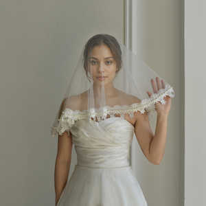 Peineta de Novia Bridella M98-I, Estilo Vintage Hecha a Mano con Perlas Rojas y Encaje, Adorno de Pedrería para Bodas y Fiestas, Ajuste Cómodo y Seguro - Product Image 3