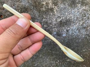 Cuillère en corne de buffle naturelle, fabriquée à la main et polie, parfaite pour servir des épices, des condiments ou pour une utilisation décorative sur la table, de haute qualité - Product Image 3