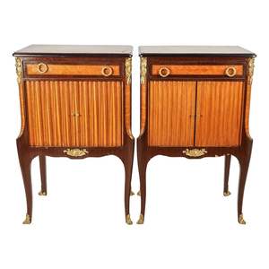 Par de exquisitas mesitas de noche de caoba de estilo francés con detalles estriados y detalles en bronce | Mesitas de noche artesanales con S - Product Image 1