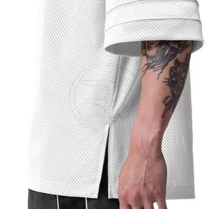 Camiseta ligera de gran tamaño con cuello en V y tela de malla para uso diario y en el gimnasio - Product Image 4