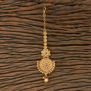 Maang Tikka Clásico Hecho a Mano del Sur de la India con Baño de Oro Mate y Cristal de Estrás como Piedra Principal, Regalo de Boda para Mujer - Product Image 1