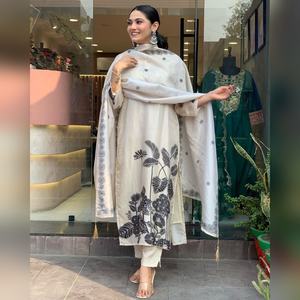 Conjunto de Kurti de Tres Piezas de Seda Chinnon Estampada, Moderno y Elegante, Listo para Enviar, Nuevo Modelo 2025, Estilo Étnico de Diseñador - Product Image 4