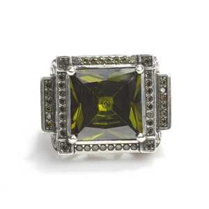 Anillo de Plata de Ley 925 para Hombre con Piedra de Peridoto de Corte Cuadrado y Patrón Geométrico para Uso Diario, Certificado por IGI - Product Image 4
