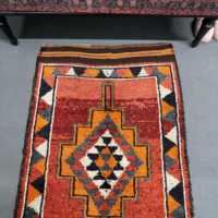 Tapis de couloir vintage turc écologique 2,9x11,2 pi, patchwork rouge et noir, motifs plantes et arbres, en laine avec envers en latex