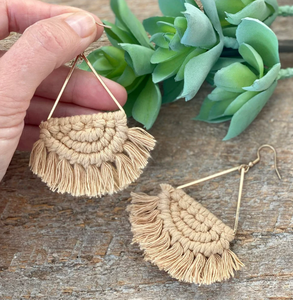 Boucles d'oreilles pendantes en macramé faites à la main Handmade Bliss - Product Image 1