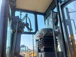 Excellent prix sur une niveleuse Caterpillar 140K d'occasion, modèle 2022, faible nombre d'heures, avec moteur, boîte de vitesses, pompe et moteur. - Product Image 5