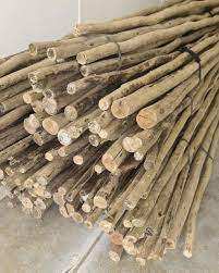 Différentes tailles de pieux en bois d'eucalyptus utilisés dans les fournitures de construction et de jardin - Product Image 3