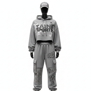 Conjunto de sudadera corta de felpa suave de algodón y poliéster de 240 GSM y pantalón cargo con paneles texturizados grises y logo serigrafiado para mujer - Product Image 1