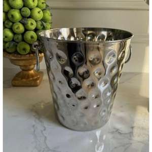 Cubo de hielo de acero inoxidable de alta resistencia diseñado para eventos de catering y perfecto para mantener grandes cantidades de hielo accesibles - Product Image 5