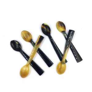 Cuillère en corne de buffle naturelle fabriquée à la main et polie parfaite pour servir ou manger Ustensile de cuisine écologique et durable - Product Image 1