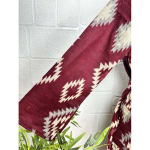 ชุดกิโมโน/เสื้อคลุมขนสัตว์ Yak สีมารูน เบจ และเขียวอมฟ้า ลายเพชรเรขาคณิต พิมพ์ลายดอกไม้สไตล์เมือง ให้ความอบอุ่นแบบ Hygge เหมาะสำหรับคริสต์มาส สำหรับทุกเพศ - Product Image 4