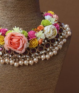 Bijoux élégants Rose Mehndi pour la mariée Haldi avec collier Tikka, boucles d'oreilles et bracelet, ensemble floral fait à la main - Product Image 3