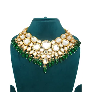 Ensemble de collier de mariée royal vert Kundan traditionnel de luxe avec placage or, cuivre, rubis et perles pour mariage ou cadeau - Product Image 3