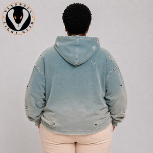 Sudadera con capucha para mujer con efecto desgastado, tela suave, detalles de borde sin rematar y ajuste cómodo para un estilo urbano y casual contemporáneo. - Product Image 4