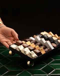 Plateau à chocolat en métal artisanal et écologique, élégant, avec bords lisses et design royal, pour la présentation de desserts dans un intérieur moderne - Product Image 5