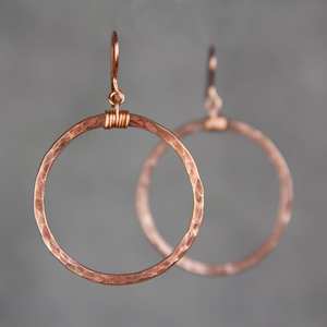 Pendientes de Cobre Martillado Hechos a Mano: Aros Colgantes Ligeros - Product Image 1