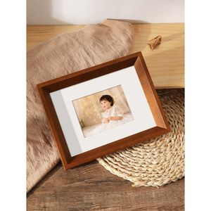 Cadre photo en bois de style antique pour la décoration intérieure classique, affichage mural ou sur table, aspect bois massif artisanal traditionnel - Product Image 1