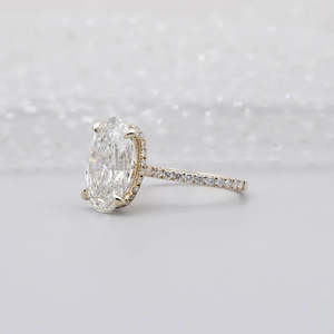 Anillo de compromiso con diamante cultivado en laboratorio certificado por IGI, con banda pavé y halo oculto, diamante ovalado certificado. - Product Image 3