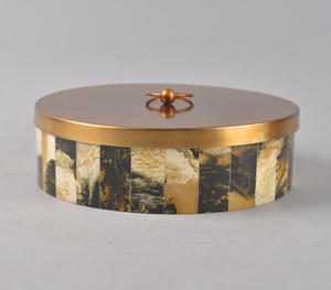 Caja Decorativa Redonda de Madera de Lujo Hecha a Mano con una Elegante Base de Resina Marmoleada Negra y Dorada con Acabado Pulido - Product Image 6