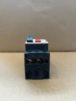 Disjoncteur de moteur magnétique thermique Schneider TeSys GV2ME32 24-32A bornes à vis et commande à bouton-poussoir