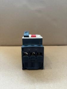 Schneider GV2ME32ตัวตัดวงจรมอเตอร์แม่เหล็กความร้อน24-32A ขั้วสกรูและปุ่มควบคุมแบบปุ่มกด - Product Image 3