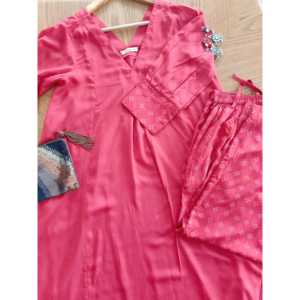 Conjunto de Kurta de Chifón Escarlata con Cintura Natural, Tela Transpirable y Diseño de Muselina - Product Image 4