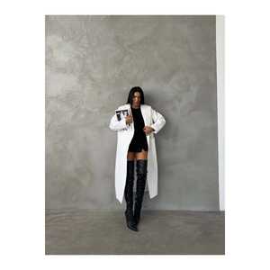 Abrigo Largo de Mujer con Plumas Estilo Tailandés y Tacón de Bota de Punta Fina - Product Image 3