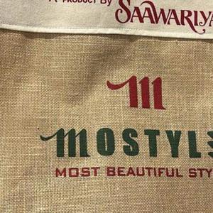 Sacs fourre-tout en jute écologiques personnalisables en gros de qualité supérieure fermeture à glissière poignée en ruban logos imprimés pour une utilisation en extérieur des femmes - Product Image 4