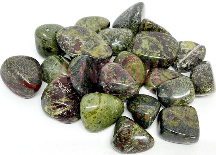 สีเขียวเข้มที่มีการรวมสีแดงหรือสีน้ำตาลที่โดดเด่น