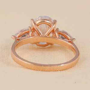 แหวนหมั้นเพชรทรงลูกแพร์สามเม็ดจาก Oval Lab น้ำหนักรวม 0.71 กะรัต - Product Image 5