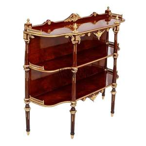 Consola Clásica de Madera de Lujo con Adornos de Latón y Estantes - Product Image 3