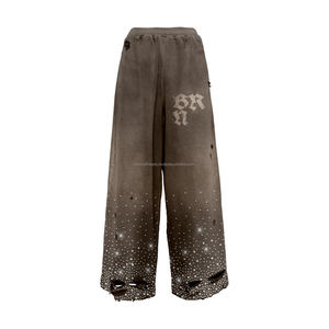 กางเกงวอร์มผ้าฟลีซผสมคอตตอนโพลีเอสเตอร์ 320 GSM พรีเมียม สีเทาฟอก ผ้านุ่ม โลโก้ลายขาดแบบติดด้วยความร้อน - Product Image 1