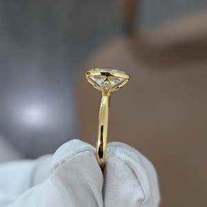 Bague de fiançailles en diamant de laboratoire certifié IGI 2,00 ct, design ovale serti clos, en or éco-responsable DEF VVSVS - Product Image 4