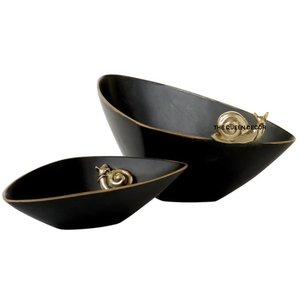Juego de 2 Tazones Decorativos de Aluminio Estilo Nórdico, Forma Única, Acabado Negro Antiguo, Borde Dorado - Product Image 1
