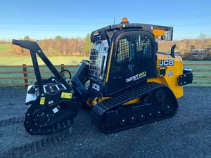 Chargeuse compacte forestière haute puissance JCB 325T avec broyeur forestier, broyeur de souches et grappin à broussailles pour le défrichement - Product Image 3