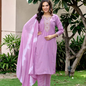 Série fantaisie broderie travail coton tenue décontracté kurti grossiste - Product Image 1