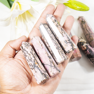 Venta al por Mayor de Elegantes y Hermosas Torres/Obeliscos de Cristal con Gemas, Rodonita de 1 kg al Mejor Precio - Product Image 2