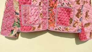 Fabricant et grossiste de vestes matelassées, vestes matelassées réversibles, patchwork rose en coton, veste réversible, vêtements d'extérieur - Product Image 3