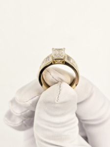 Anillo de diamante cultivado en laboratorio en oro amarillo de 14K y 18K |   Corte Esmeralda con Diamantes Baguette en el Centro |   Joyería Fina para Compromiso de Mujeres - Product Image 2