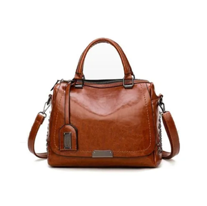 กระเป๋าถือหนังสีน้ำตาลเข้มที่ให้ความรู้สึกแบบวินเทจมีฝาปิดด้านหน้าและกระดุมโลหะตกแต่งที่ด้านข้าง - Product Image 1