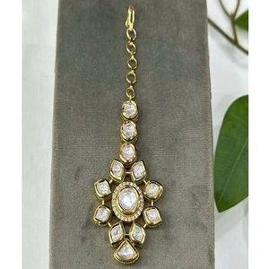 Glamoroso Tikka de Latón Chapado en Oro de Primera Calidad con Diamantes Finos y Kundan para Mujeres y Niñas, Ideal para Fiestas y Bodas - Product Image 2
