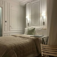 Ensemble de mobilier de chambre d'hôtel économique en panneau mélaminé pour auberge de jeunesse : cadre de lit, tête de lit, tables de chevet, armoire, bureau