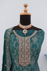 Colección de Ropa India Elegante, Salwar Kameez Pakistaní, Top Bordado en Viscosa Jacquard, Pantalón Santoon con Trabajo de Lentejuelas, Seda - Product Image 3