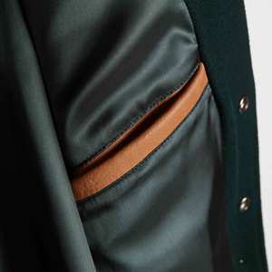 แจ็กเก็ตเบสบอลหนัง PU สำหรับผู้ชายเสื้อทีมเบสบอลปักลายอักษรอักษรเนียลยาวยาวโลโก้ออกแบบได้ตามต้องการ - Product Image 6