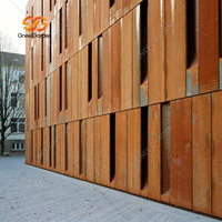 Revêtement extérieur moderne en acier Corten, aluminium, WPC et métal, avec panneaux de toiture écologiques et entretoises de finition pour l'habillage extérieur