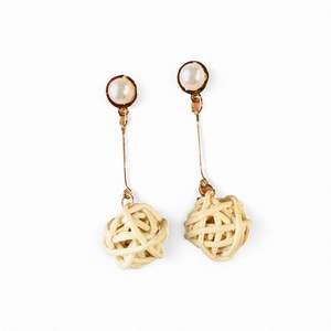 Pendientes de Ratán Hechos a Mano Estilo Boho, Material Natural, Accesorios de Moda de Vietnam - Product Image 1