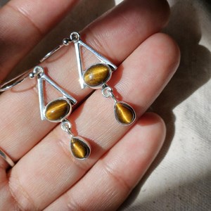 Pendientes de piedras preciosas de ojo de tigre en plata de ley 925 Pendientes colgantes de plata hechos a mano para mujer - Product Image 1